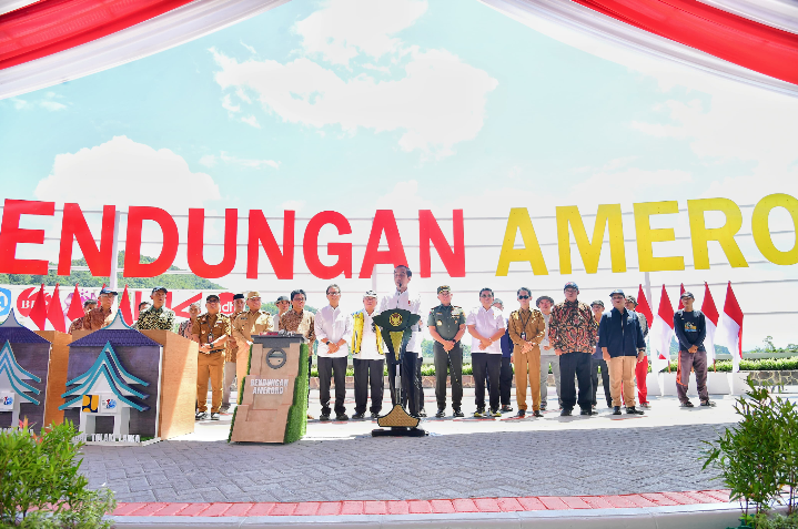 Gambar/Dok: sesi foto bersama presiden RI Jokowidodo setelah meresmikan Bendungan Ameroro (Foto: Vico - Biro Pers Sekretariat Presiden)