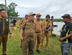 Pejabat Bupati Konawe Harmin Ramba Tinjau Lokasi Abrasi Di Desa Muara Sampara