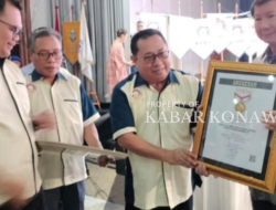 Prabowo Subianto Terima Pin Emas dari SMSI atas Dedikasinya Jaga Demokrasi