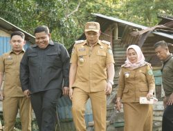 Bersama Bupati Konawe, Ketua DPRD Kunker di Soropia Bantu Warga Korban Puting Beliung